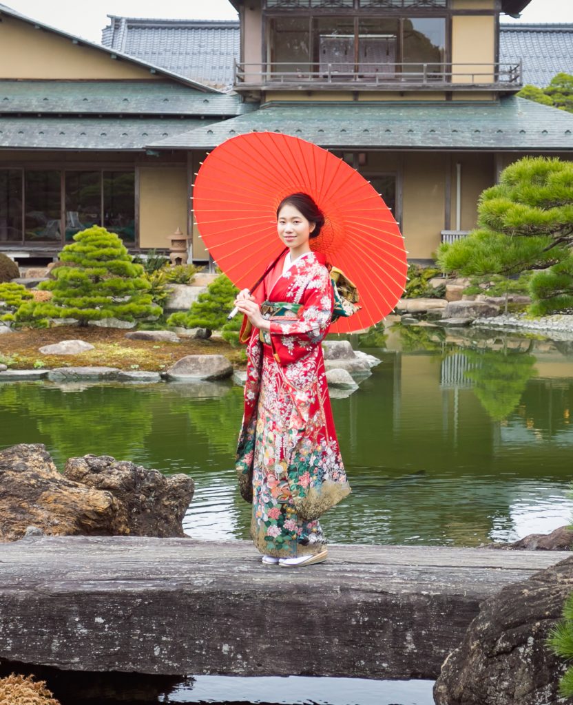 和傘を持っている振袖を着た女性