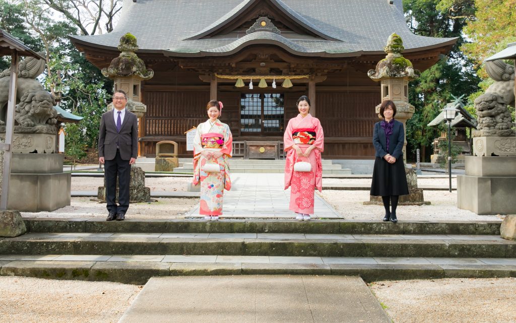 親子4人で並んで笑っている写真