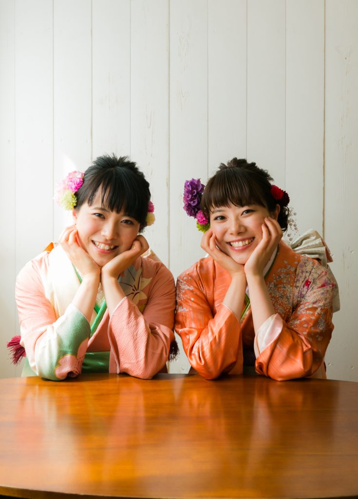 二人で笑っている写真