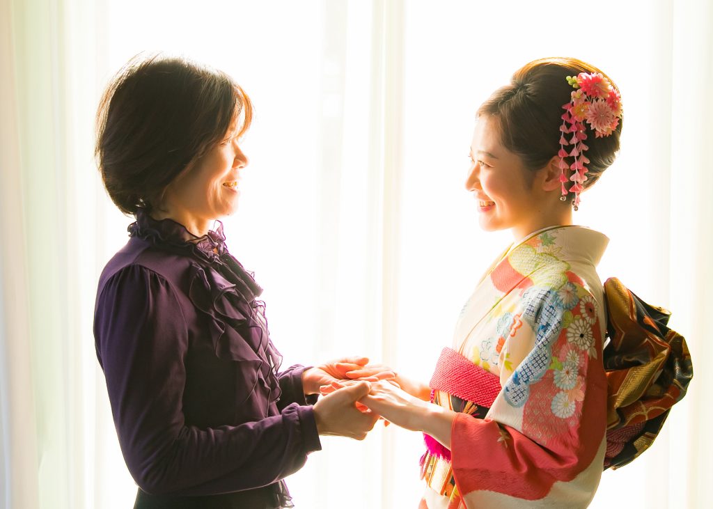 親子で手を取り合っている写真