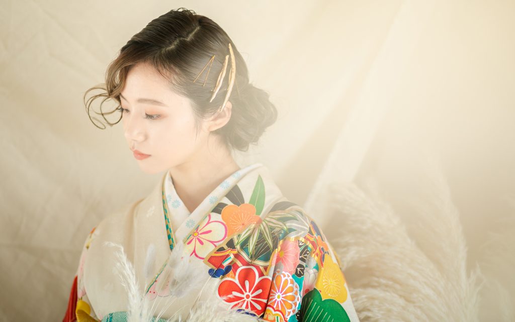 振袖姿の女性の横顔
