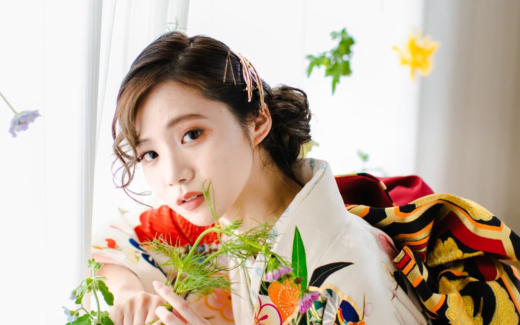 お花を持っている振袖姿の女性