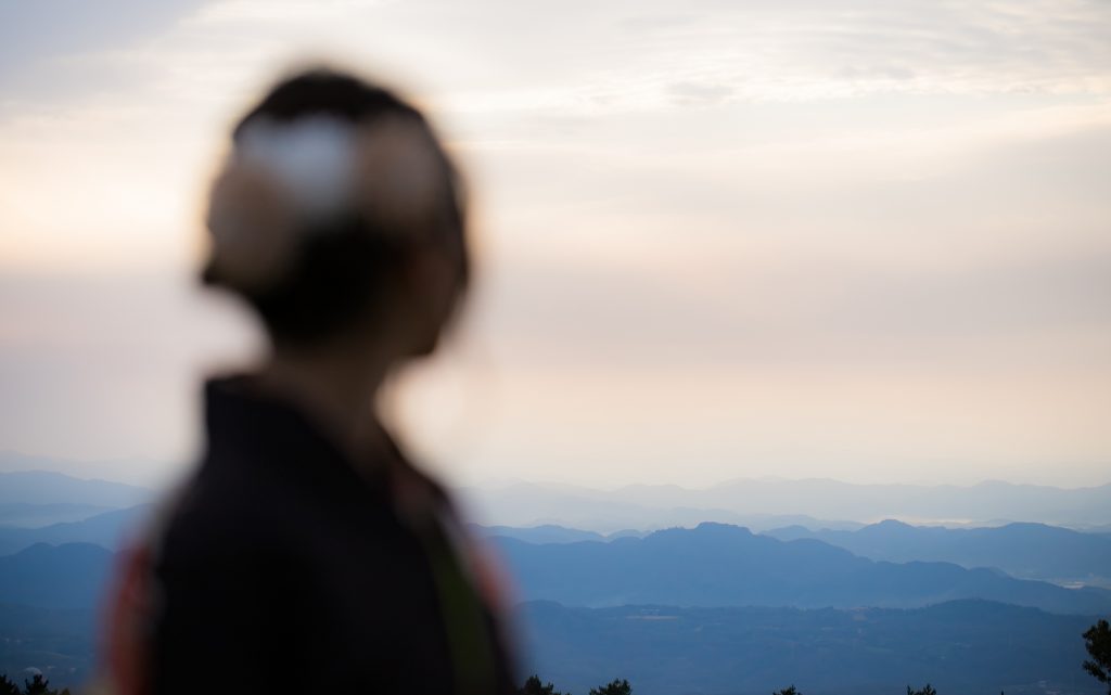 夕暮れ時の振袖を着た女性の後ろ姿